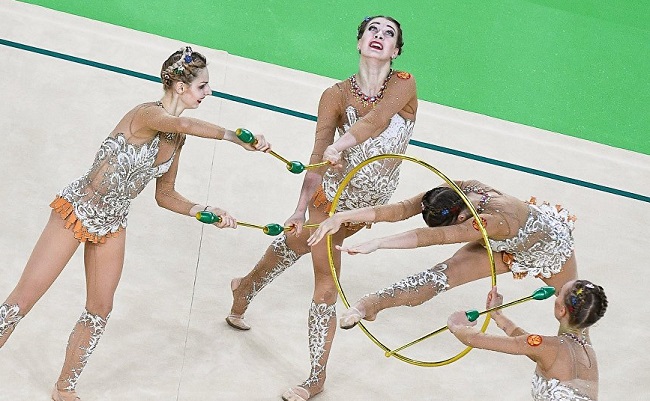 Đồ diễn thể dục dụng cụ mỏng tang, gây hiểu lầm mặc như không